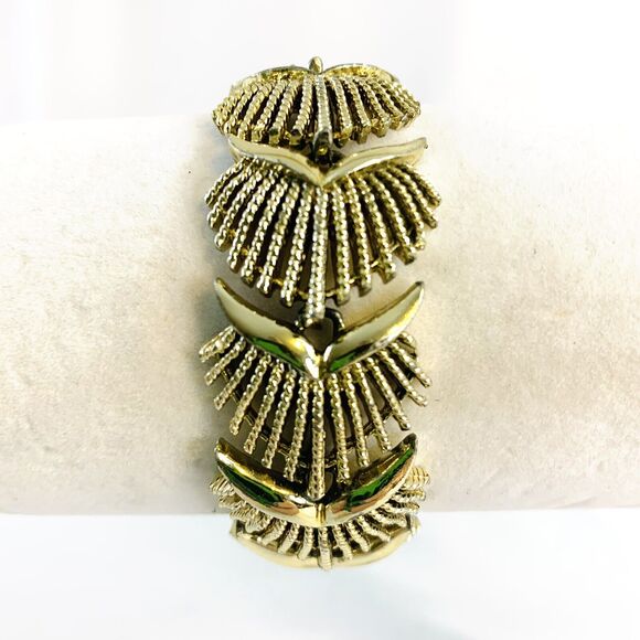 Vtg Coro Gold Tone Metal Bracelet Fold Over Clasp Signed 7" Scallop Fan Links - Picture 2 of 6